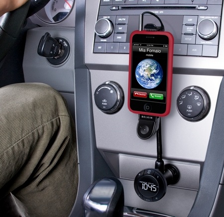 Belkin TuneBase Direct with Hands-Free автомобильное зарядное устройство для iPhone/iPod купить цена москва