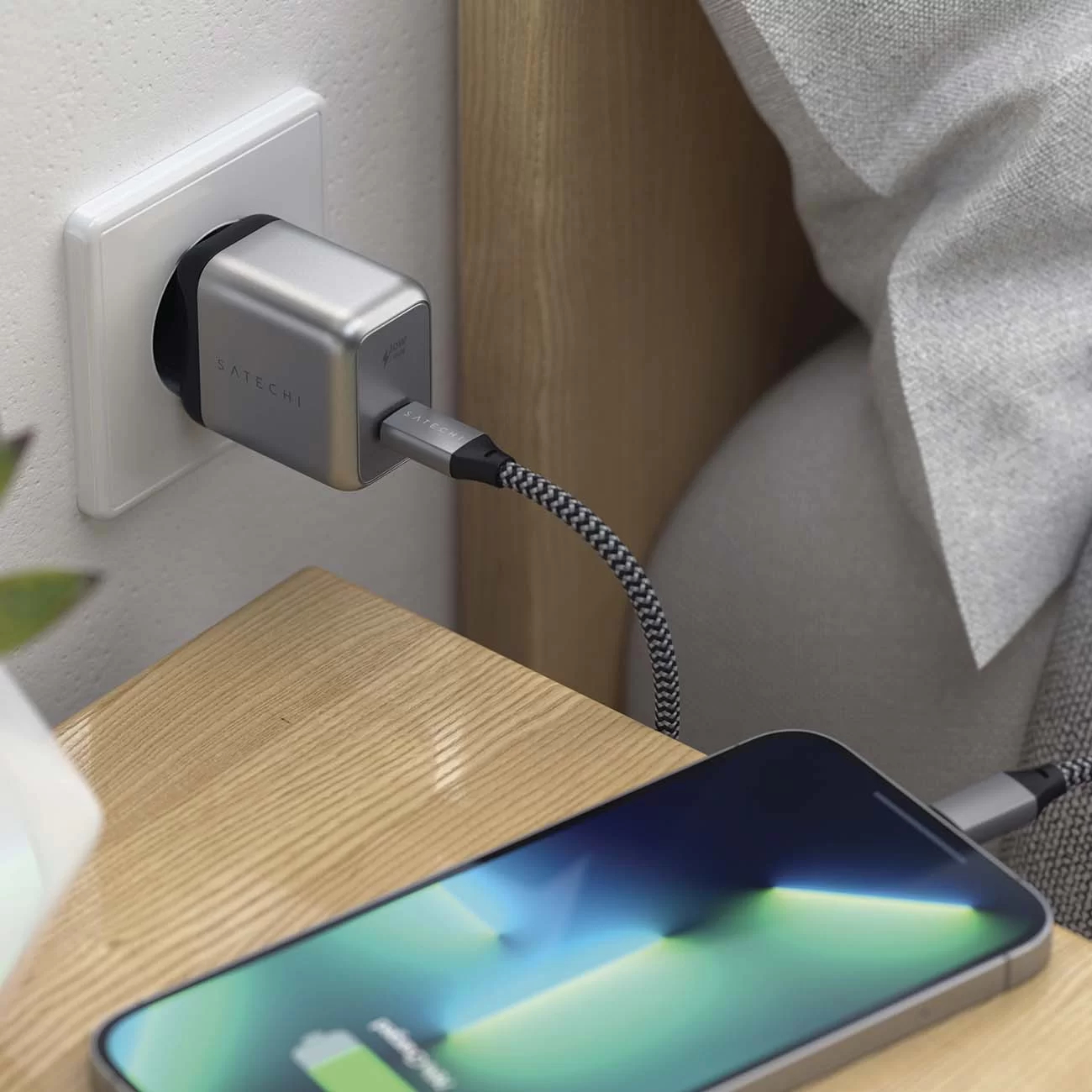 Купить сетевое зарядное устройство Satechi 30W USB-C GaN Wall Charger  ST-UC30WCM-EU (Space Gray) в Москве в каталоге зарядных устройств сетевых с  доставкой. Характеристики, цены в интернет-магазине iCover.