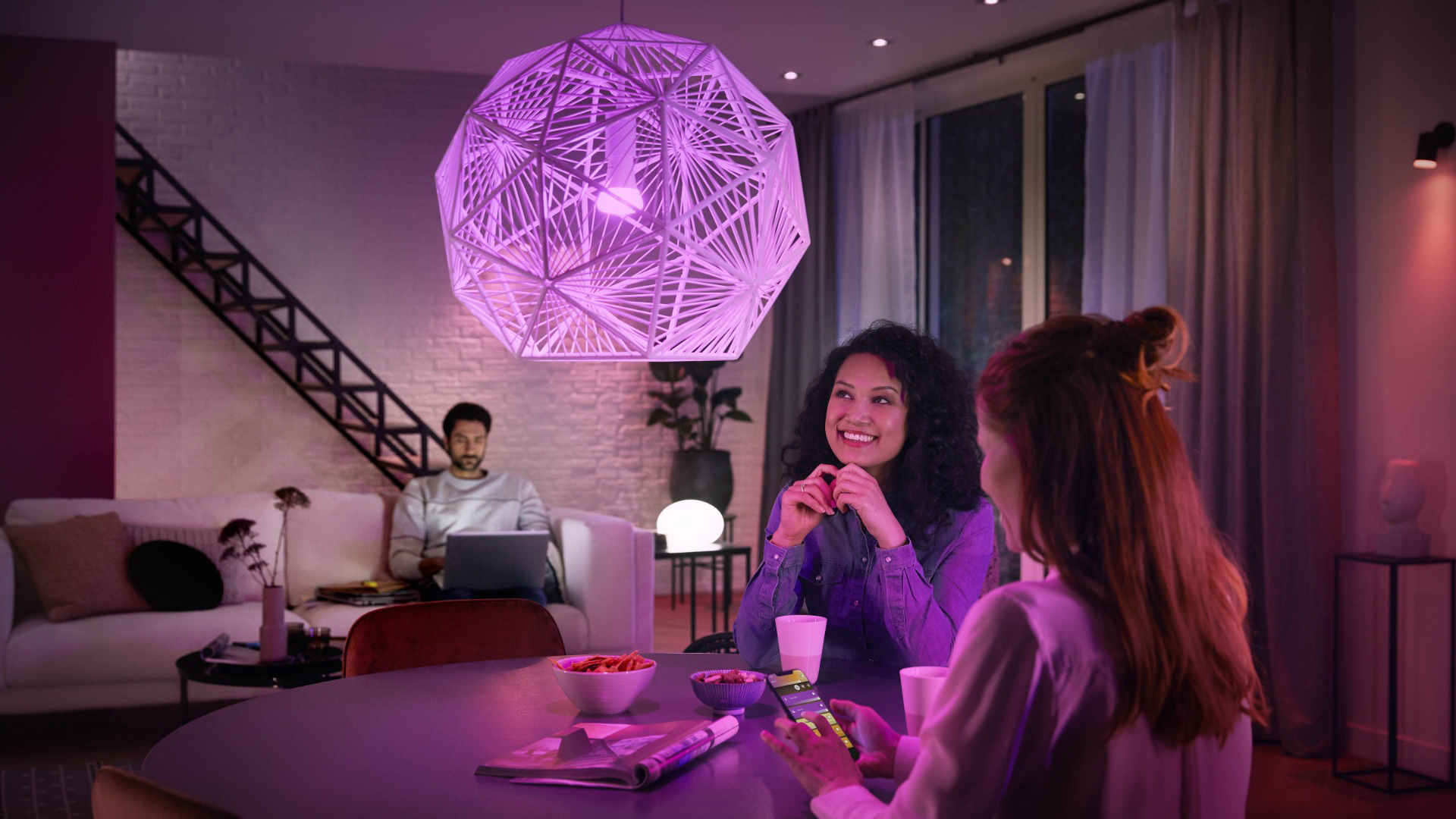 Купить умные светодиодные лампы Philips Hue White and Color Ambiance  Bluetooth E27 2 шт (8718699673284) в Москве в каталоге умных лампочек с  доставкой. Характеристики, цены в интернет-магазине iCover.